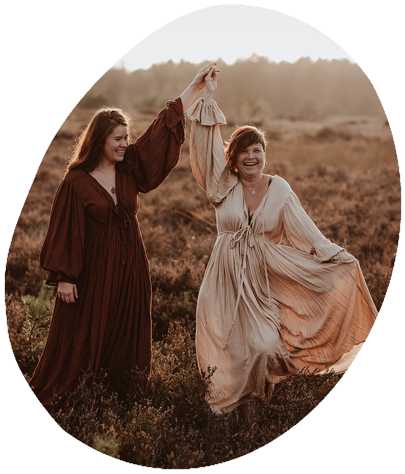 Foto van Katja en Tessa op de heide in Nederland - Eigenaren van She for Life